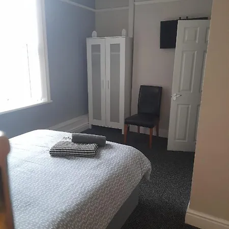 Liverpool City 5 Bed House Sleeps 12-2