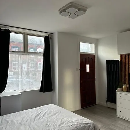 Modern En Suite Bedroom Close To City Centre-3