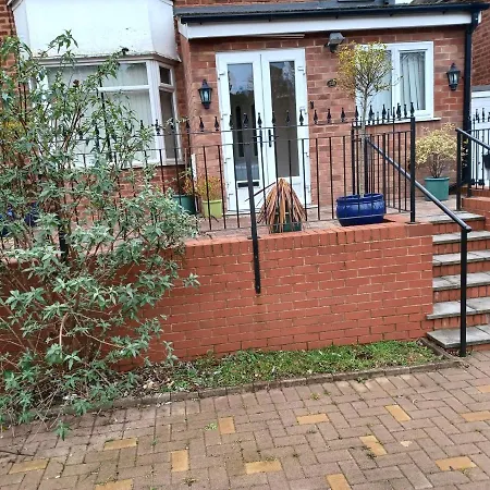 Cosy, Quiet 3 Bedroom Home With Free Parking-2