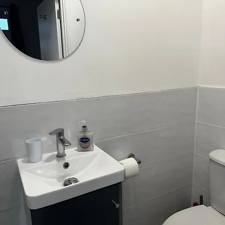 Stylish Town House - Modern Double Room - 2-3