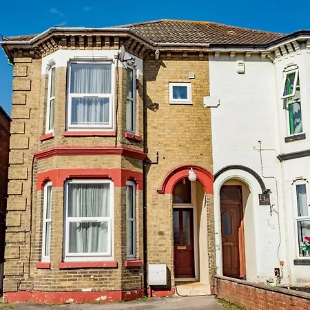 Shirley House 1, Guest House, Self Catering, Self Check In With Smart Locks, Use Of Fully Equipped Kitchen, Walking Distance To Southampton Central, Excellent Transport Links, Ideal For Longer Stays-3