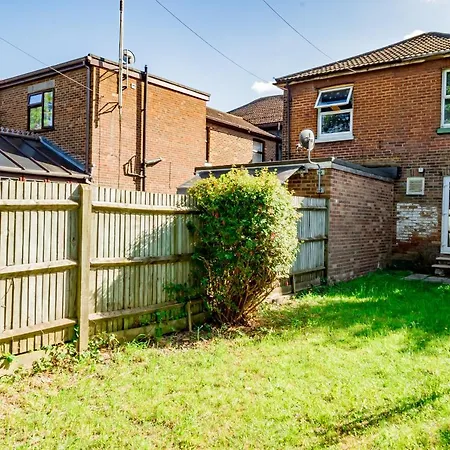 Shirley House 1, Guest House, Self Catering, Self Check In With Smart Locks, Use Of Fully Equipped Kitchen, Walking Distance To Southampton Central, Excellent Transport Links, Ideal For Longer Stays-2