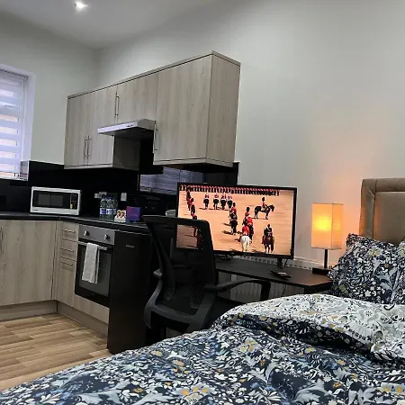 Mia Residence - Entire Studio Apartment - City View - London - Next To Ealing Broadway Station-3