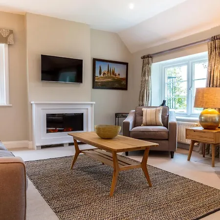 Cowdray Lodge B&B Rooms-3