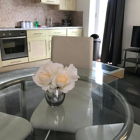 21 Hampton Gardens-3