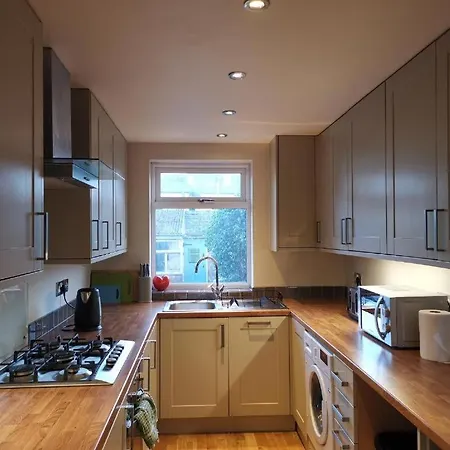 Derby Pride Park 3 Bedrooms 5 Beds Contractors Family Group Stay- Free Parking-2