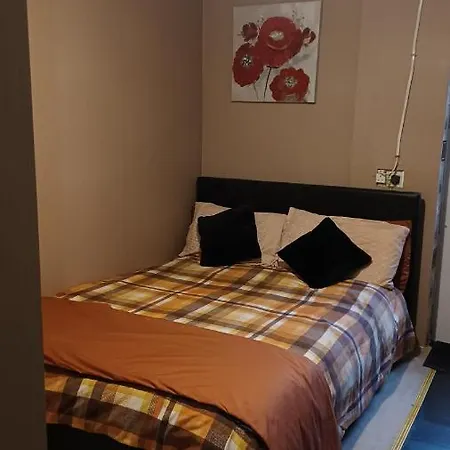 Double Bedroom In Converted Garage-No Shower,Bath Facility-2