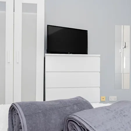 Shirley House 4, Guest House, Fully Equipped Kitchen With Fridge, Washer, Dryer, Self Catering, Self Check In, Great For Contractors, 5 Min To Bat, 20 Min To Fawley Refinery, Close To Southampton Central, Ideal For Longer Stays-2