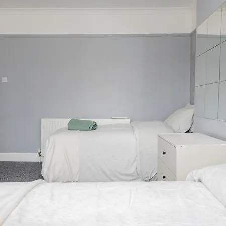 Shirley House 4, Guest House, Fully Equipped Kitchen With Fridge, Washer, Dryer, Self Catering, Self Check In, Great For Contractors, 5 Min To Bat, 20 Min To Fawley Refinery, Close To Southampton Central, Ideal For Longer Stays-3