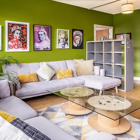 Spacious 3 Bedroom Apartment, Private Parking, Central-2