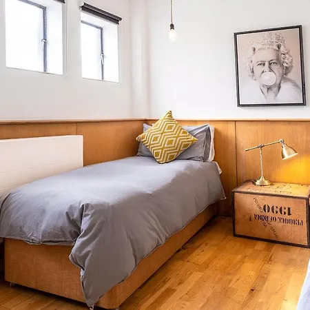 Spacious 3 Bedroom Apartment, Private Parking, Central-3