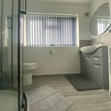 Gatwick Deluxe En-Suite Rooms-2