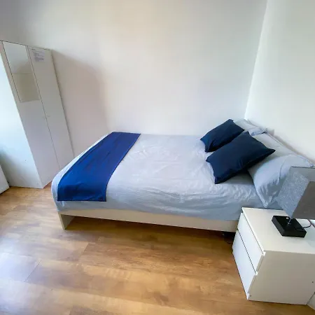 4 Bedroom House Parking & Garden Near Central London-3