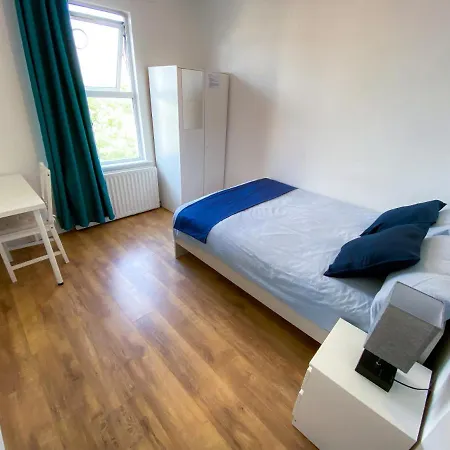 4 Bedroom House Parking & Garden Near Central London-2