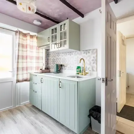 Bedroom With Kitchenette, Private Bathroom And Parking-3