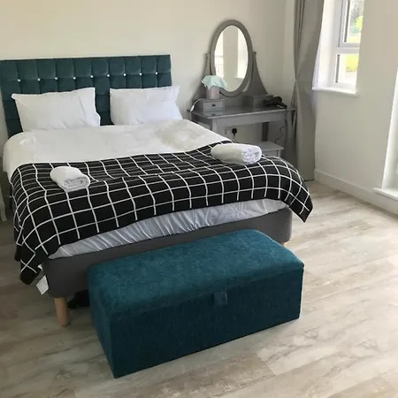 Large En Suite Bedroom With One Double Bed No Breakfast Provided-3