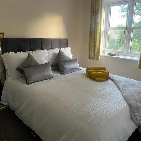 Lovely 3 Bed Short Stay-2