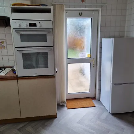 Deluxe Double Bedroom With Private Bathroom, Parking And Wifi-2