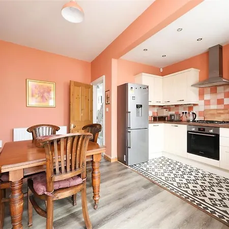 Comfortable Bristol Escape Near Gloucester Road-3