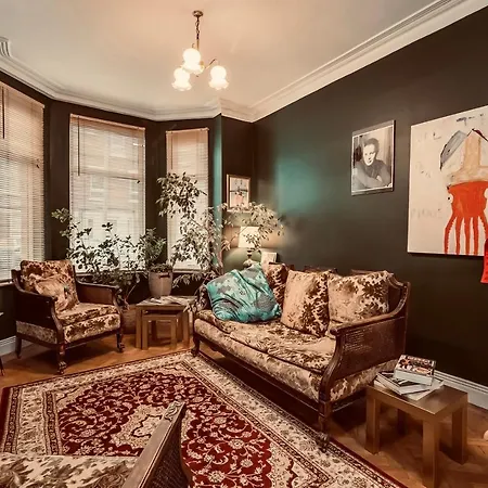 Beautiful B&B On The Park-3