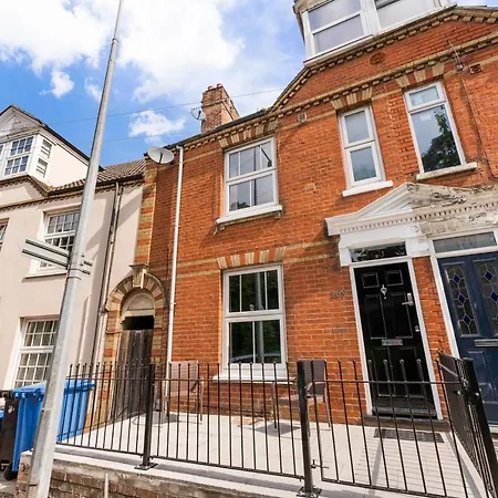 Rooms In City Centre House With Kitchen, Lounge, Games Room, Garden-3