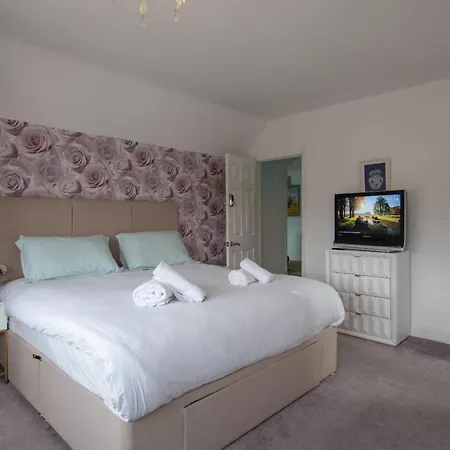 Elegant And Spacious Private Room With Ensuite-3
