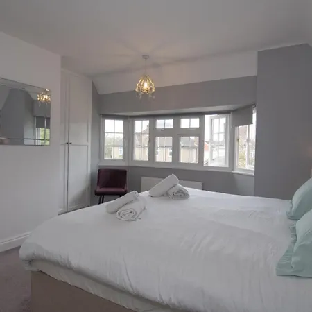 Elegant And Spacious Private Room With Ensuite-2