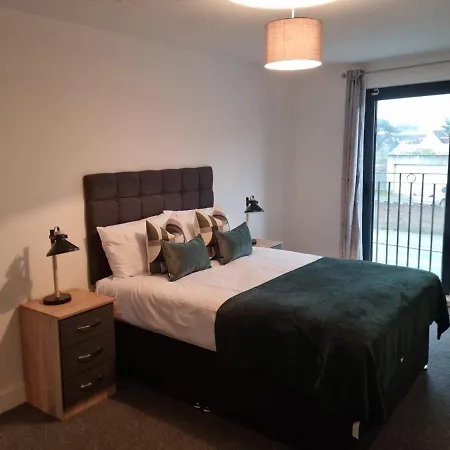 Heathrow Haven: Stylish Apartments In The Heart Of Slough-3