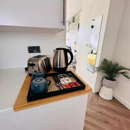 Private Room In Modern Shared Apartment, Each With Kitchenette, Central Birmingham-2
