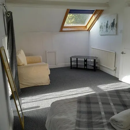 Budget Loft Room, Shared Guest House By University R10-2