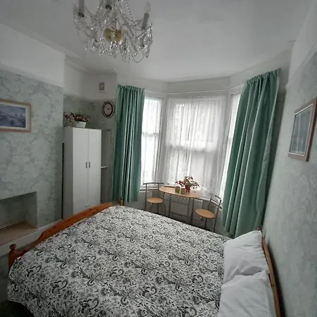 Mari London Holiday Room-2