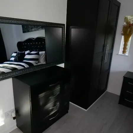 Giomakay Luxury Rooms Milton Keynes-3