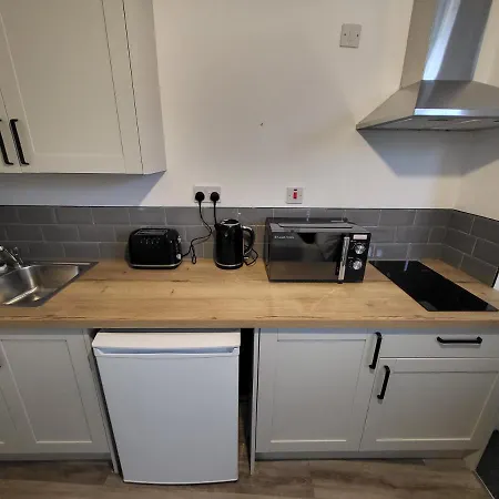 Affordable Comfort On Alfreton Road - Ideal For Savvy Travelers-3