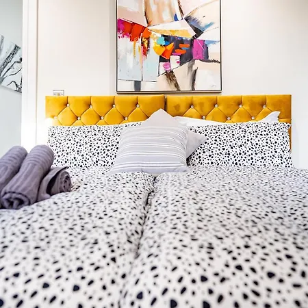 Luxurious 4-Bedroom Penthouse: 15 Mins To City Centre, Secure Parking-3