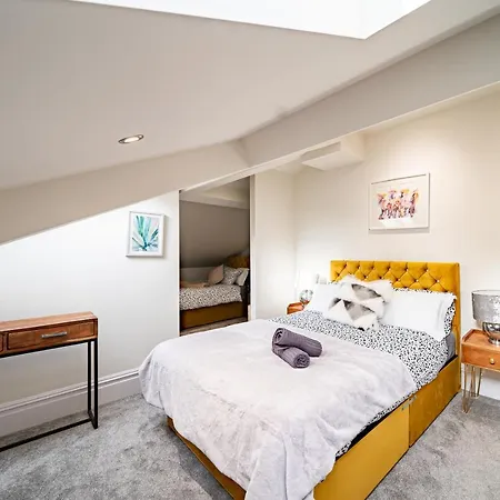 Luxurious 4-Bedroom Penthouse: 15 Mins To City Centre, Secure Parking-2