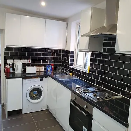 Room With King Size Bed And Private En Suite Bathroom In The Centre-3