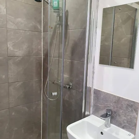 Room With King Size Bed And Private En Suite Bathroom In The Centre-2
