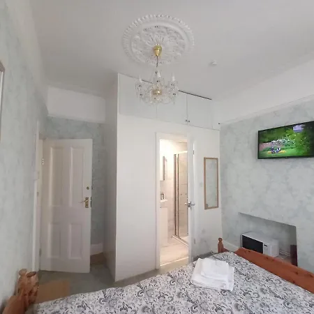 Mari London Holiday Room-3
