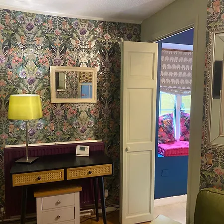 Quiet Lower Floor 2 Bed City Apartment With Private Patio Garden-3