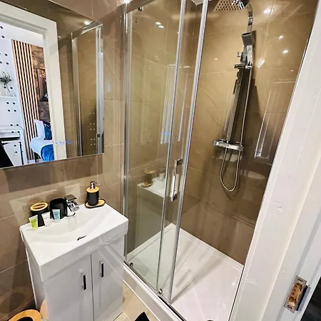 Elegant Studio Apartment Within A Shared House In Harborne Park Road - Birmingham R4-2
