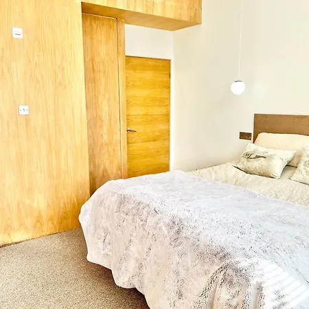 Stylish 2Br Designer Flat Holland Park-3