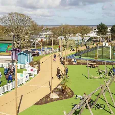 Ormesby Beach Haven: Pet-Friendly Family Retreat-3
