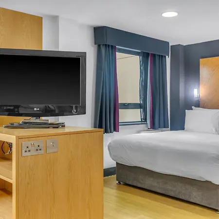 Roomzzz Leeds City West-3