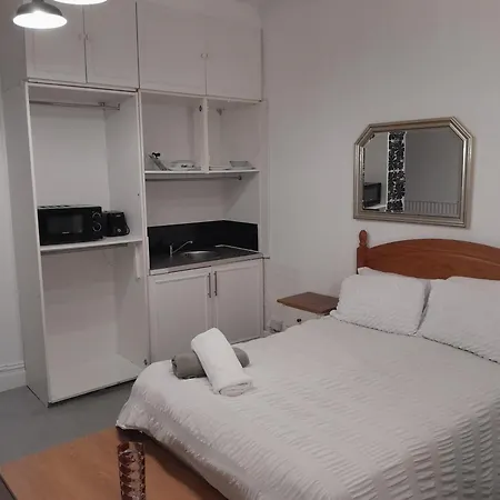 Large Room Near Singleton Hospital Ensuite R6-2
