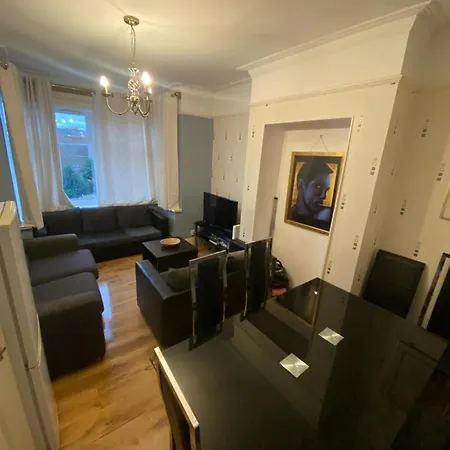 Three Bedroom Flat, Camborne Avenue W13-2