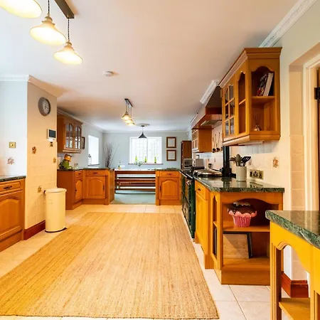Luxurious Country Retreat In Winford-2