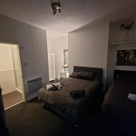 Liverpool City 5 Bed House Sleeps 12-3