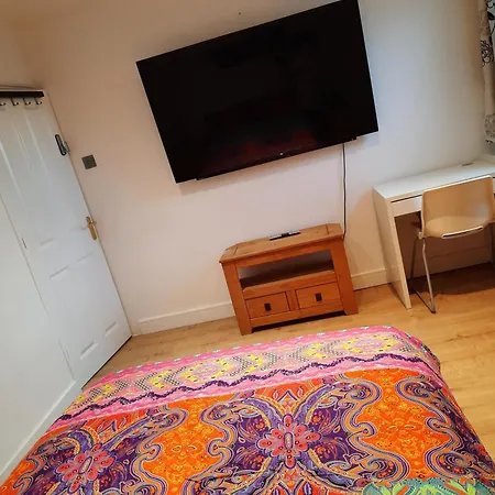 Lovely Home With Full En-Suite Double Bed Rooms-2