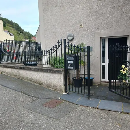 Bodlondeb Castle Bed & Breakfast { Central Llandudno}-2