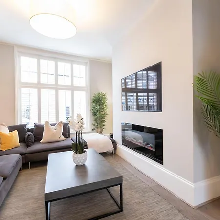 Stunning 4 Bedroom Home In Montpellier-3